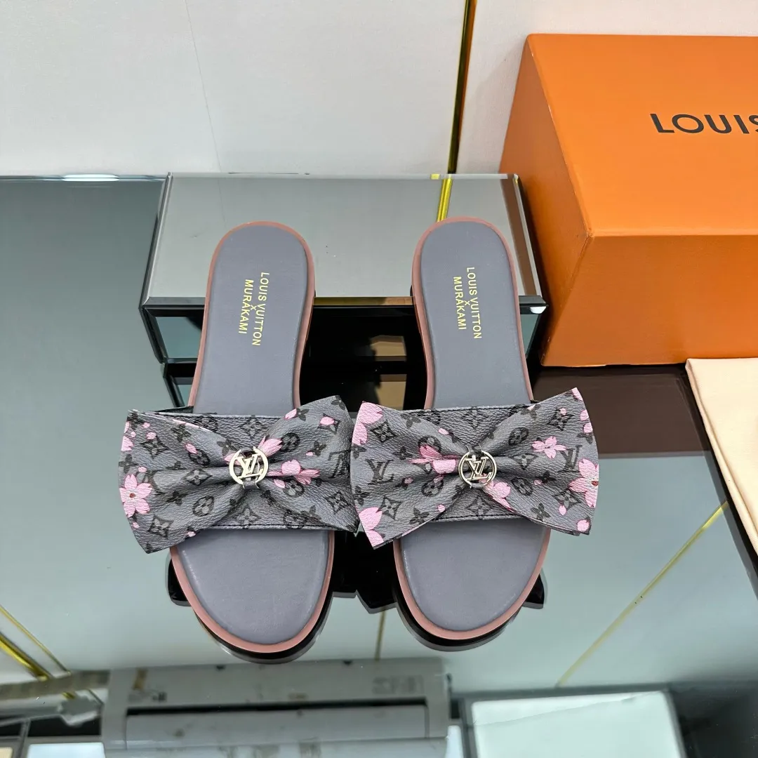 👟👟Ex-factory price 280👟👟 (available all year round) ❥V’s latest popular special material lock it series lock mop, super heavy industry launches! The golden lock on the toe is engraved with the LV letters logo 🔸Number of sizes 34-42) Welcome new and old customers to place orders in the picture above.